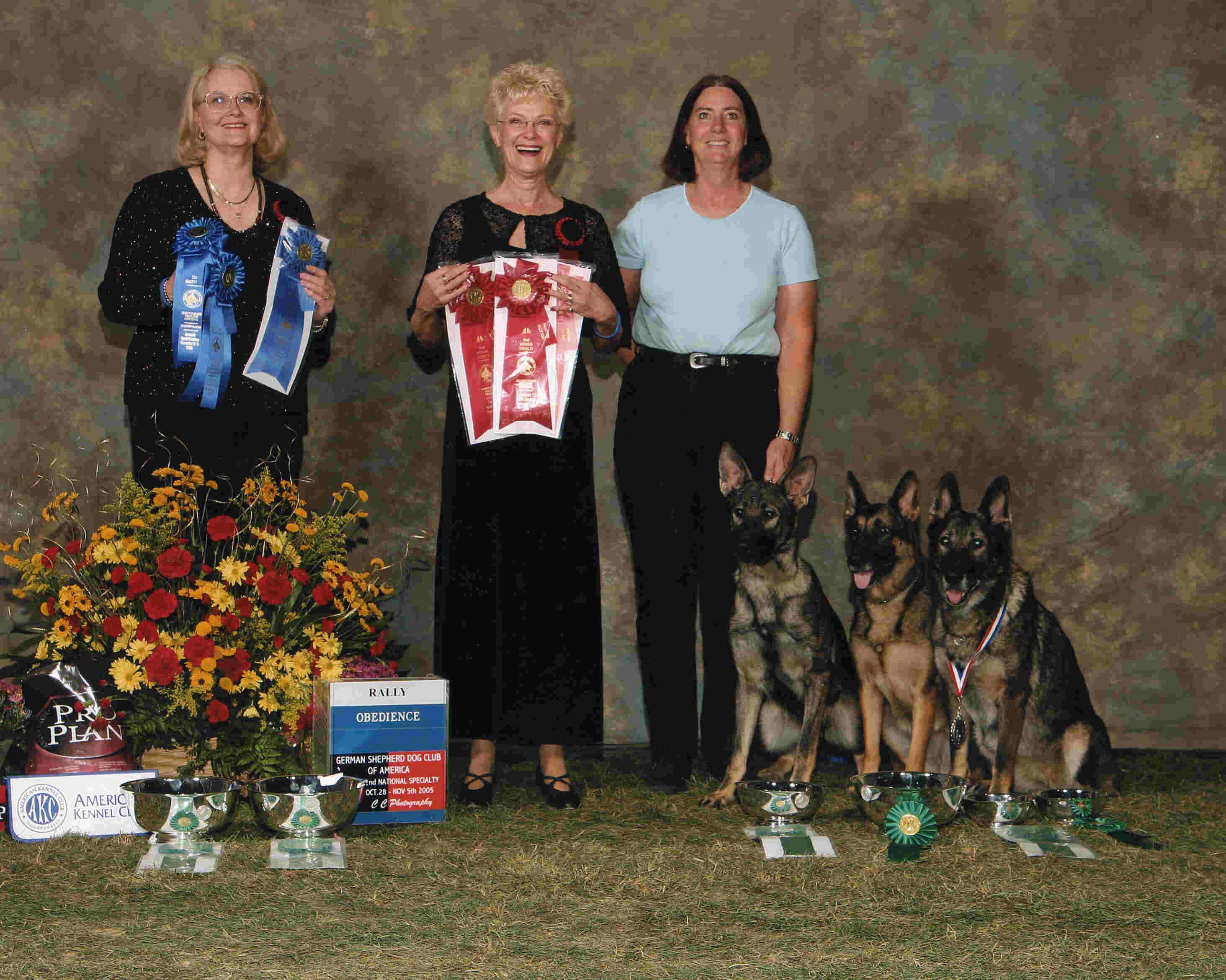 2005 Kath Cook with Feeby vom Mika-Ashmead, Gidget vom Mika-Ashmead, and Bella vom Highland Haus